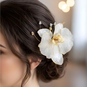 Elegant White Floral Hair Accessory